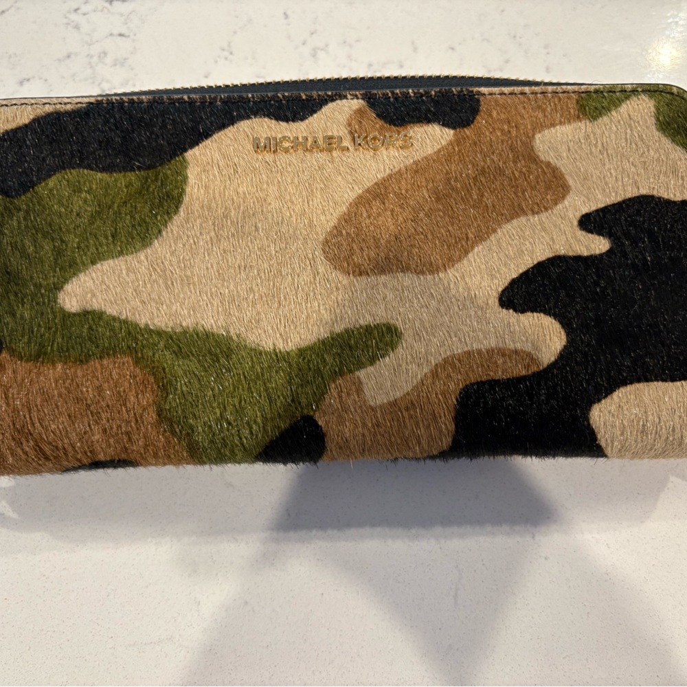 MICHAEL KORS zip around wallet.